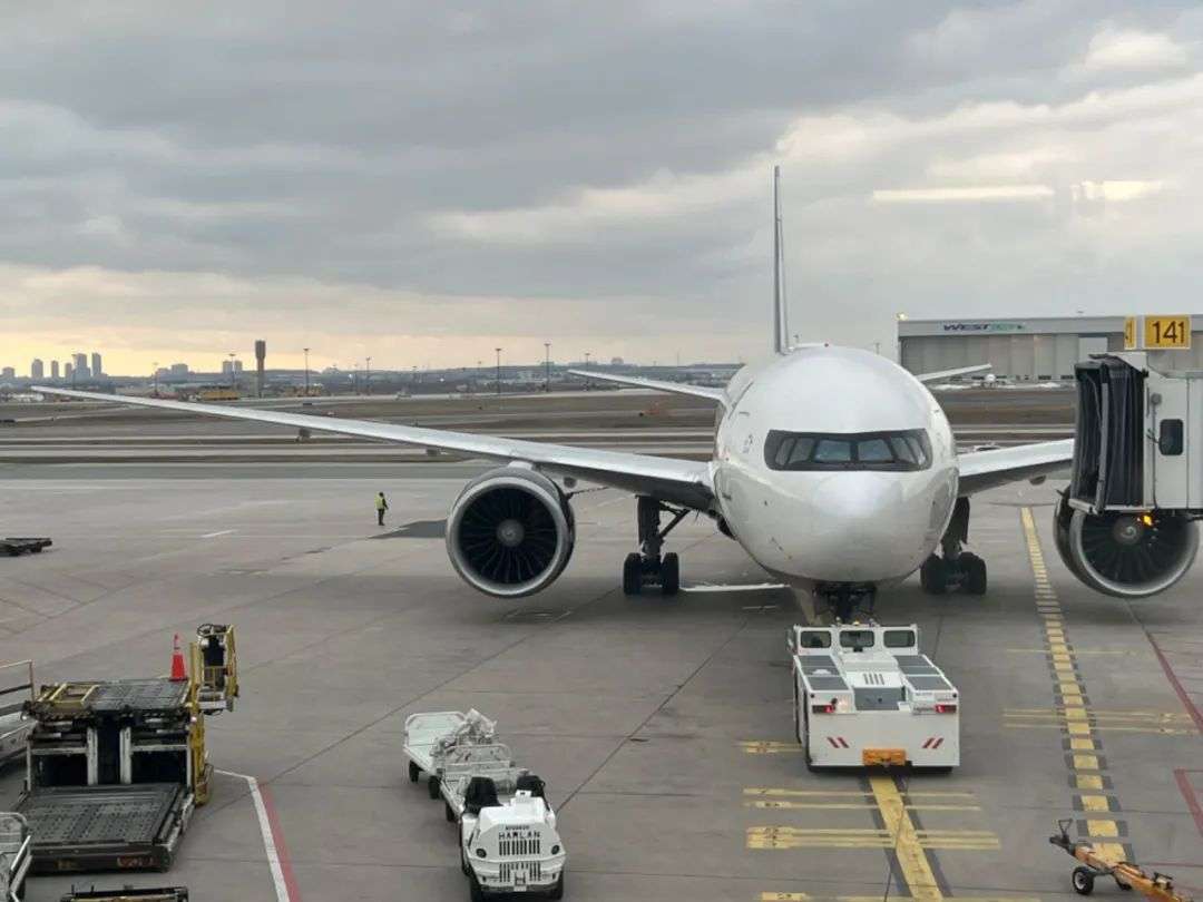 多伦多回国航班致全机乘客滞留9小时！华人据理力争，只花$200飞上海！