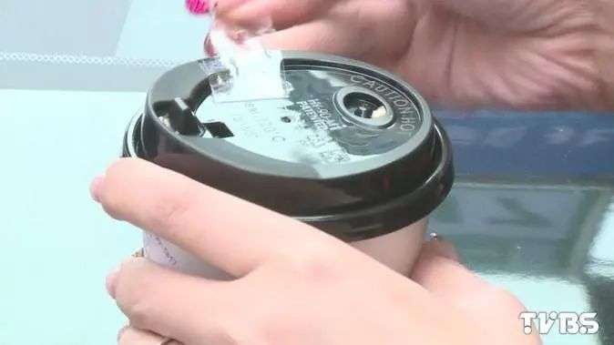 小心燙!熱飲杯蓋貼「膠帶」固定避免打翻│TVBS新聞網