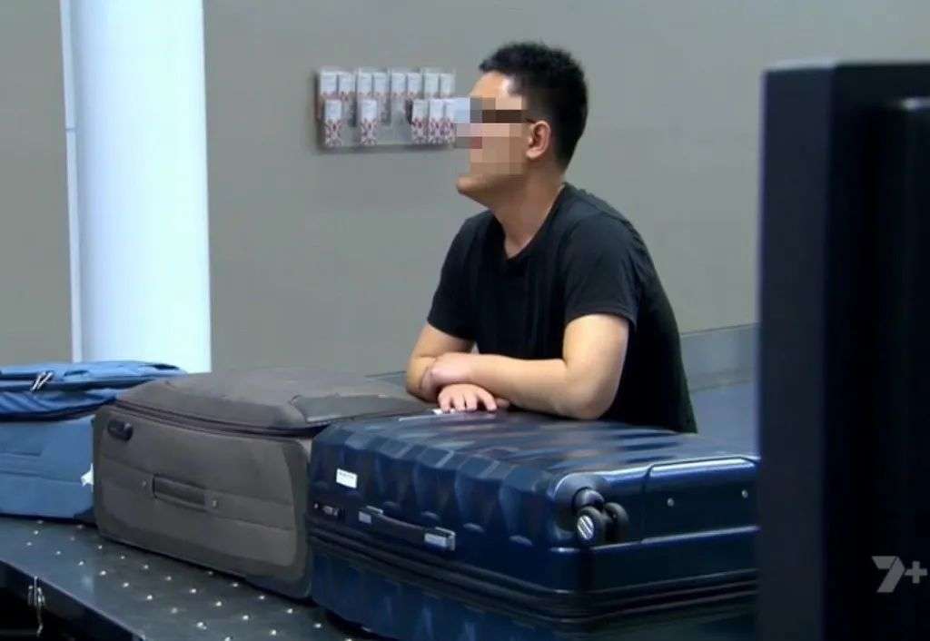 尿不湿里藏香肠，华人夫妻携大量食品悉尼闯关被查！甩锅亲妈和婆婆：“不是我妈放的，是他妈！”（视频/组图） - 2
