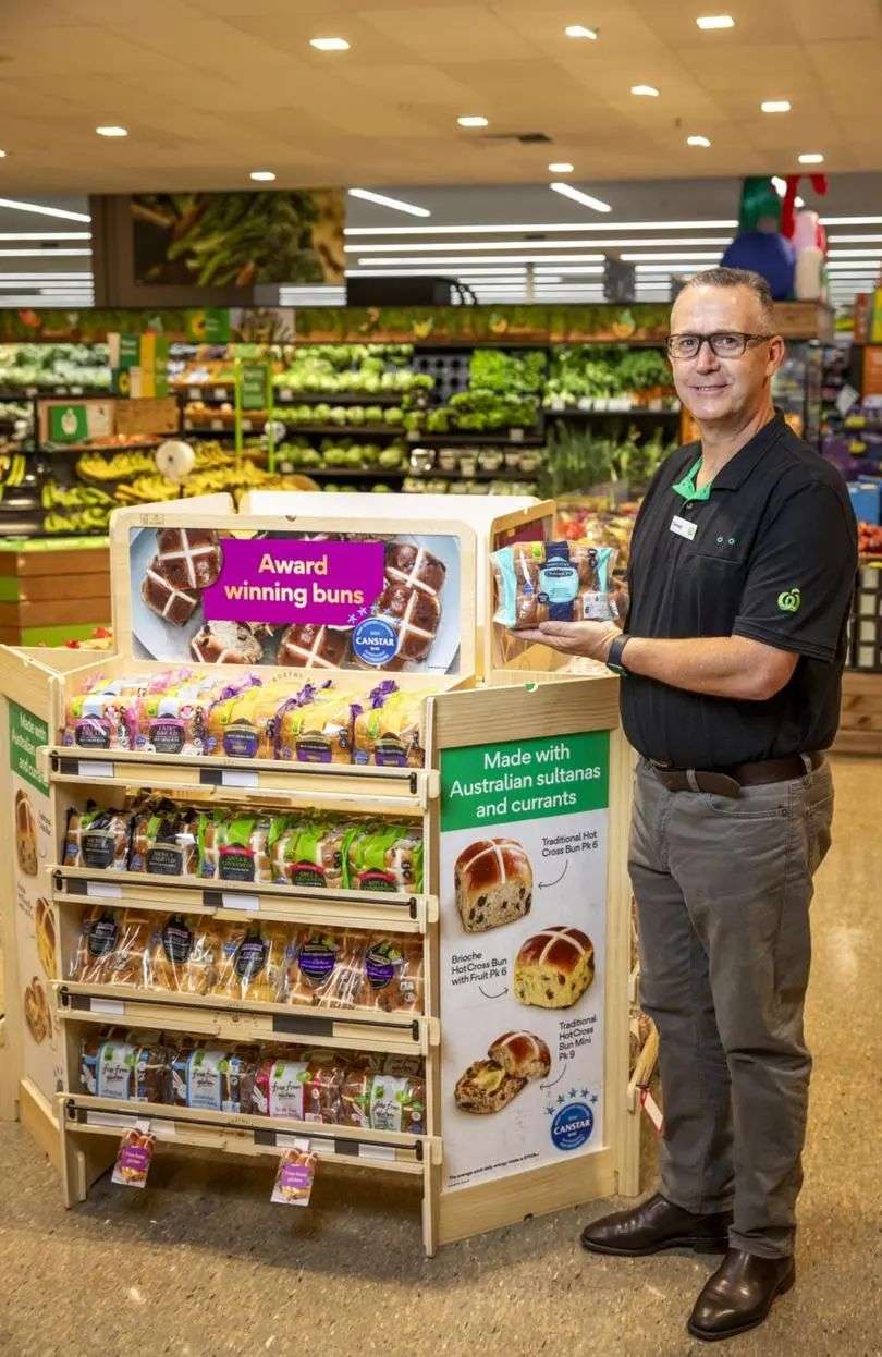 Woolies 面包店商品经理 Donald Keith 表示，Cinnabon 十字面包“非常独特”。图片来源：提供
