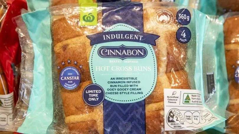 Woolworths 超市准备于周五推出备受期待的 Cinnabon 热十字包。图片来源：提供