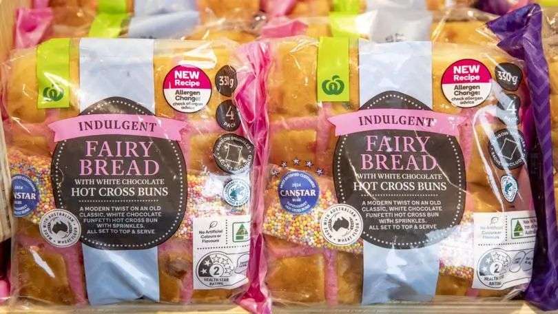 五年前，Woolworths 开始尝试超越传统十字面包的口味，推出了 Biscoff 和 Fairy Bread 等深受粉丝喜爱的口味。图片来源：提供