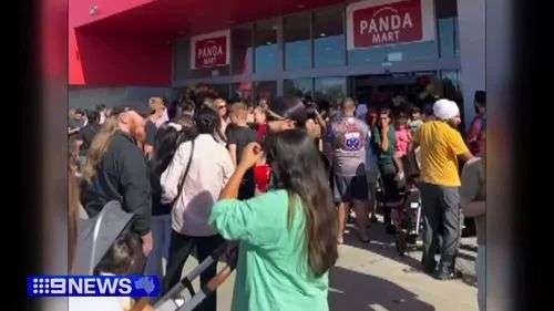 当愤怒的顾客排队等候数小时后涌入熊猫超市仓库时，警方被迫介入。
