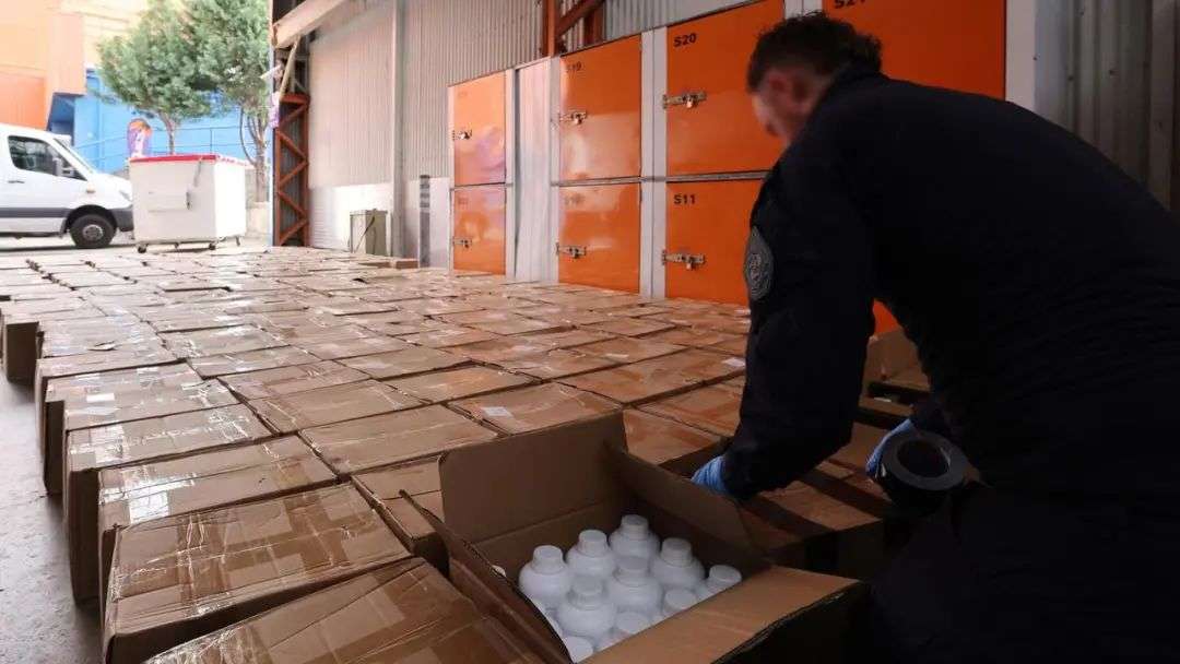 在霍姆布什的 Kennards Storage 查获了 6.6 吨“约会强奸”药物丁二醇。图片来源:新南威尔士州警方