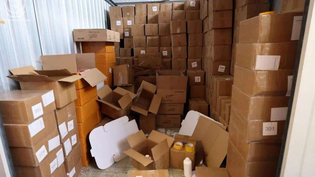 储存设施内堆满了据称装有毒品的箱子。图片来源:新南威尔士州警方