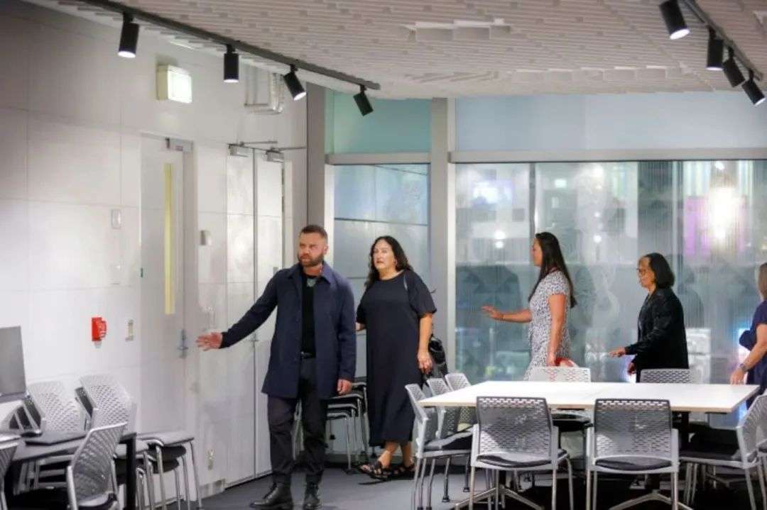 The opening dawn ceremony on March 10 featured a blessing led by kaiārataki Michael Steedman and kaitiaki reo Māori Robbie Paora, of Ngāti Whātua Ōrākei. Ngā Tauira Māori, the university’s Māori students association, unveiled the space, followed by a karakia to bless the new centre.