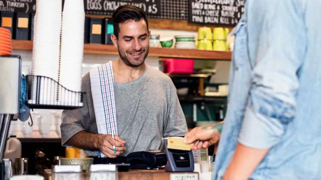 Should we leave a tip? Australia's tipping culture explained | SBS English