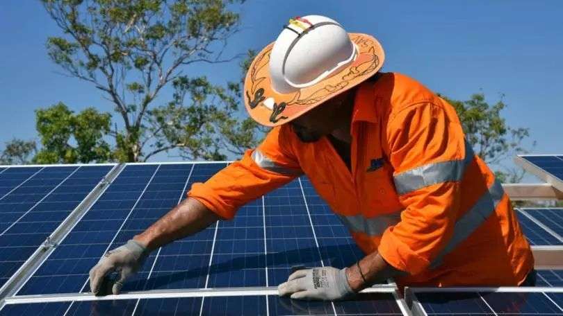 Households with existing rooftop solar could save up to $1100 per year under Labor's battery plan. (Lucy Hughes Jones/AAP PHOTOS)