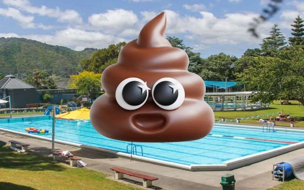 卡皮蒂海岸区议会在 Facebook 上发布了怀卡纳游泳池的一篇帖子，并配上了便便表情符号。