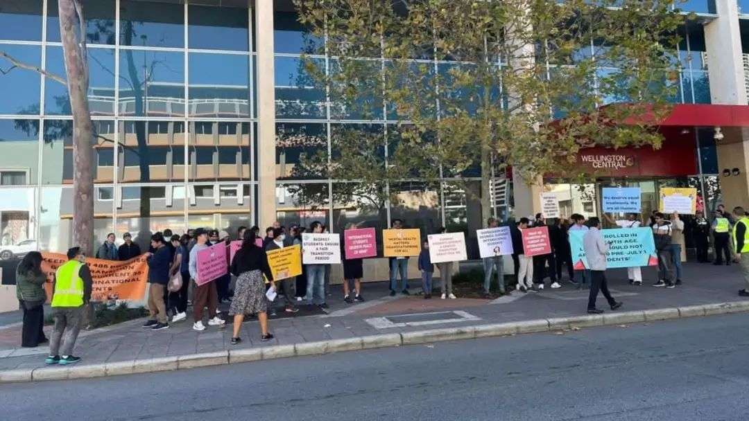 国际学生在墨尔本抗议签证改革。图片来源：国际学生支持网络