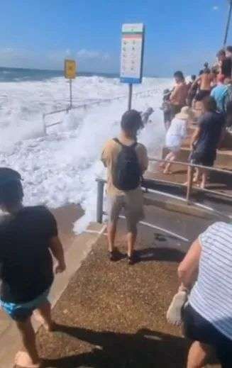 最新!新州多人被大浪卷入海中,4人溺亡,1人至今下落不明(组图) - 5