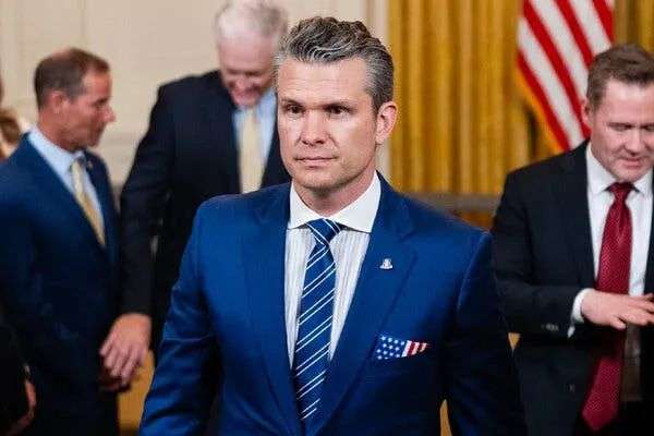 国防部长皮特·赫格塞斯 （Pete Hegseth） 穿着。蓝色西装和蓝色条纹领带。