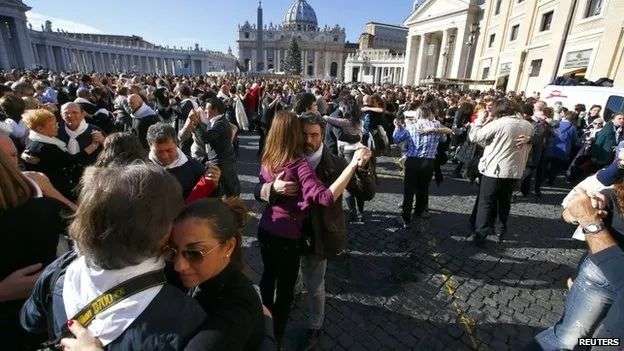 Kemmannu.com | Couples tango for Pope Francis in St Peter's Square