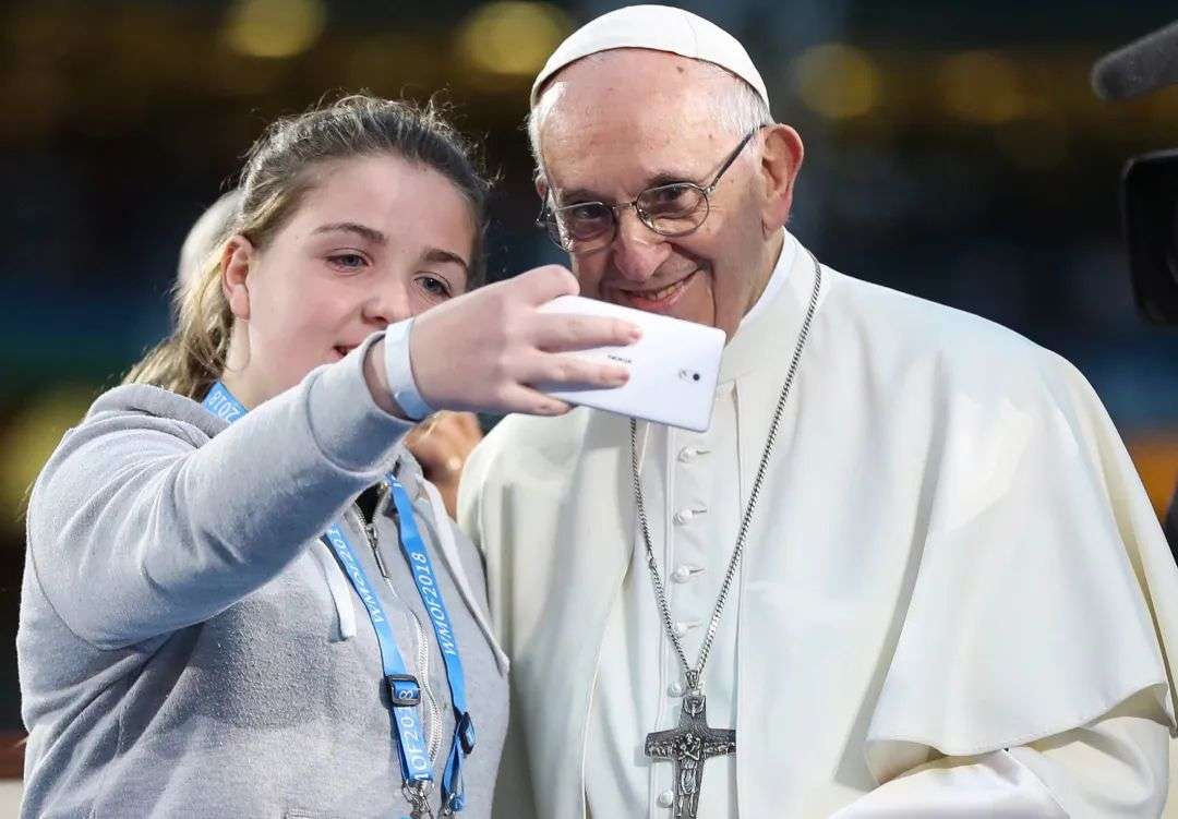 Pope Francis encourages young people to be witnesses of hope - Catholic News