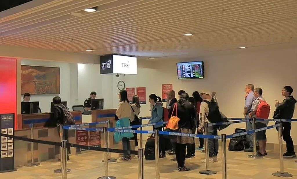 因程序故障，澳洲一机场陷入混乱！大批旅客滞留数小时，11趟航班延误（组图） - 3