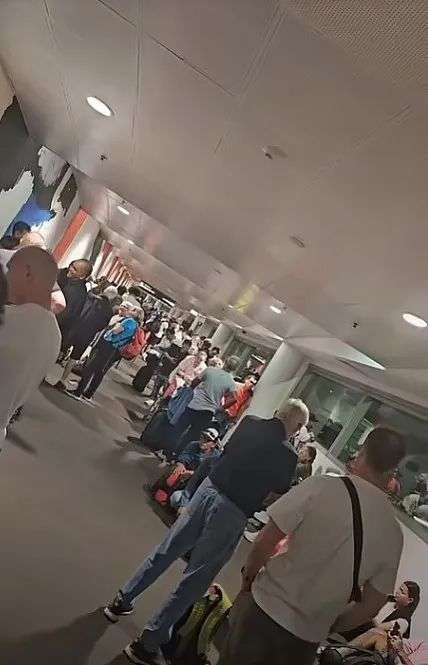 因程序故障，澳洲一机场陷入混乱！大批旅客滞留数小时，11趟航班延误（组图） - 2