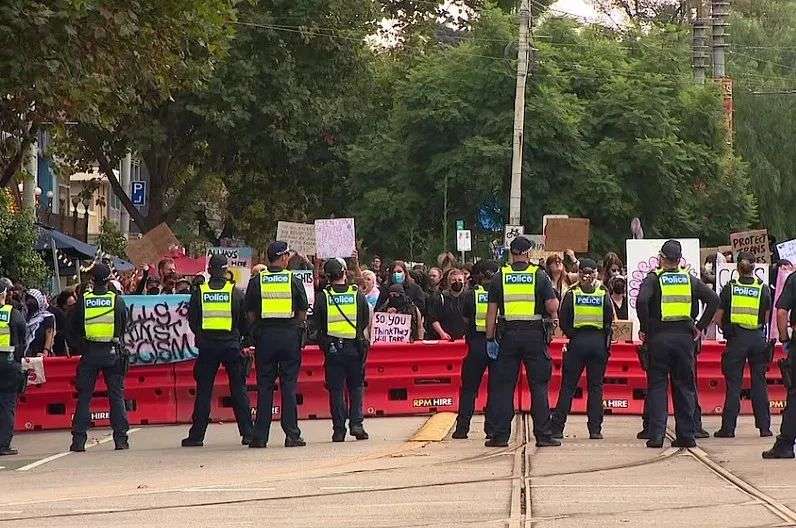墨尔本CBD爆发抗议集会！警方使用胡椒喷雾驱赶，至少2人被捕（组图） - 3