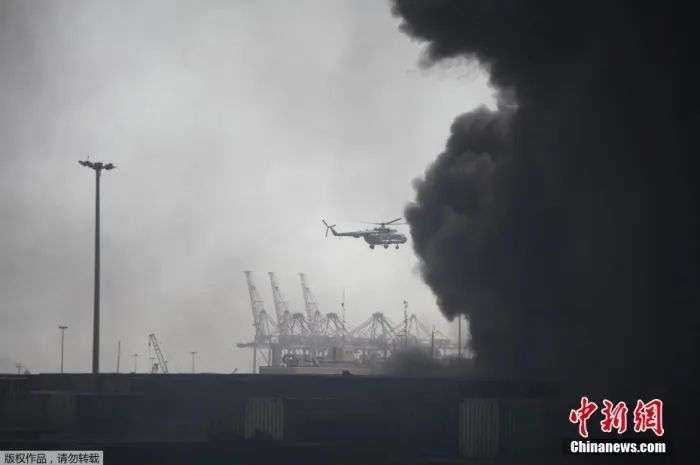 据外媒26日报道，伊朗阿巴斯港港口发生的爆炸已造成逾400人受伤。据此前报道，当地时间26日，伊朗南部阿巴斯港港口发生严重爆炸和火灾。图为当地时间2025年4月26日，伊朗阿巴斯港发生爆炸，烟雾弥漫。