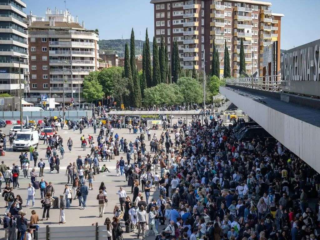 People listen to the radio through the loudspeakers of the headquarters of the radio station during a massive power cut. Picture: AFP