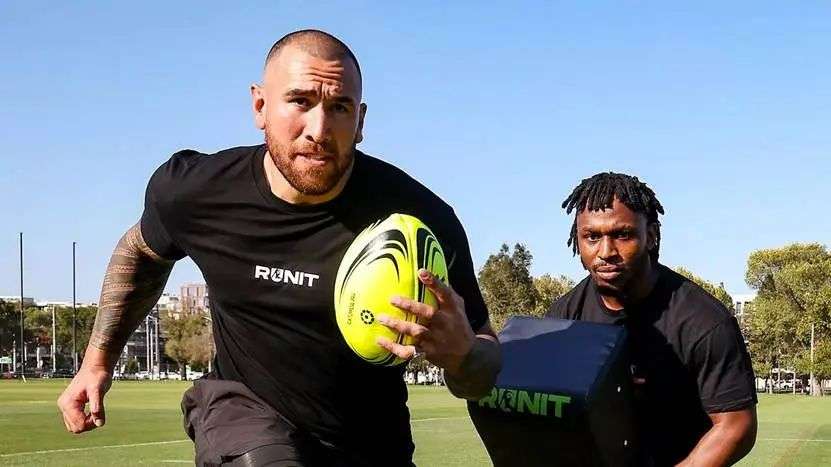 Nelson Asofa-Solomona 和 Blessing Sehweah 正在推广 RunIt 比赛。图片：Ian Currie
