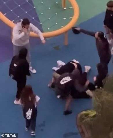 两名年轻人跳到这名女子身上，而她的男伴则大声呼救