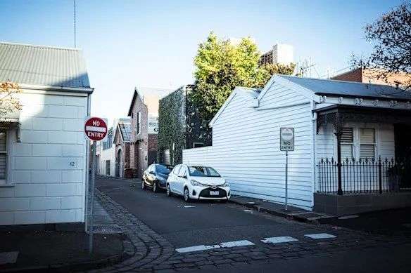 教堂街和道街的拐角处，一名警察被一辆 SUV 压在墙上。