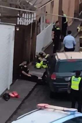 警方拍摄的照片显示，这名警员被SUV撞倒后倒地，并向车内乘客开枪。警方已对警员面部进行模糊处理。