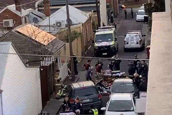 周六晚些时候，警察蜂拥至南墨尔本公园街和道街附近的地区。