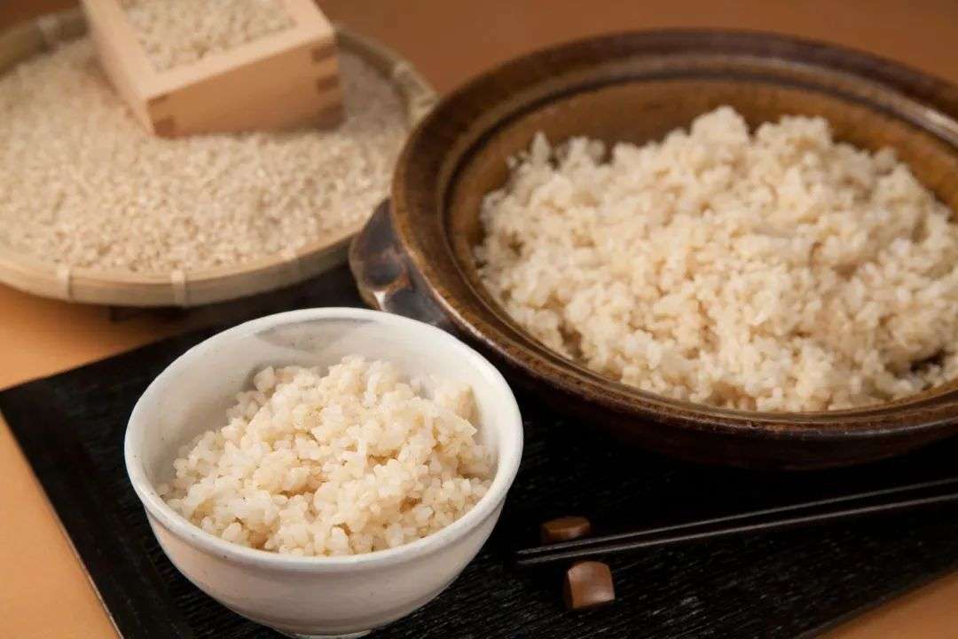 月經來吃什麼——糙米是優質的碳水化合物，可以幫助我們對抗黃體期對糖的渴望。