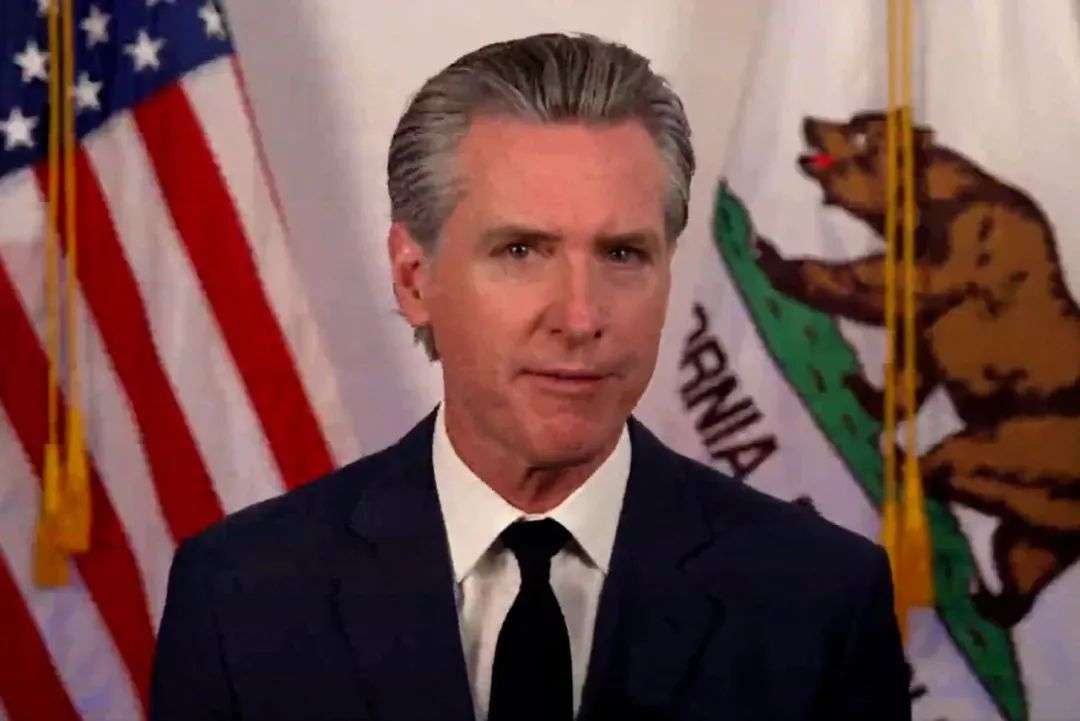 州长加文·纽森 （Gavin Newsom） 在周二的一次演讲中发表讲话。