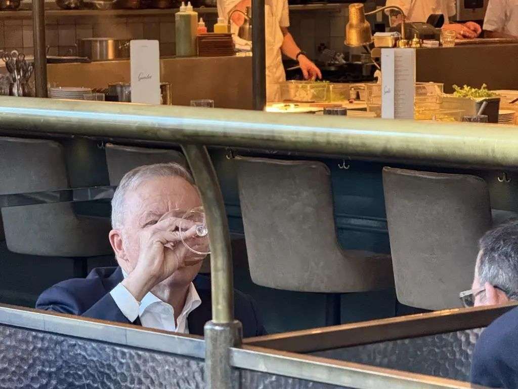 The PM enjoys one for the road with the ex premier. Picture: Supplied
