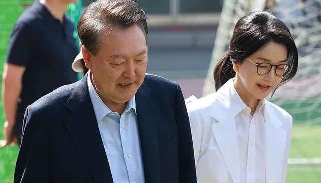 2025年6月3日，尹锡悦与妻子金建希抵达首尔总统大选投票站。来源：视觉中国