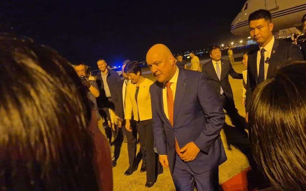 总理克里斯托弗·卢克森抵达中国上海