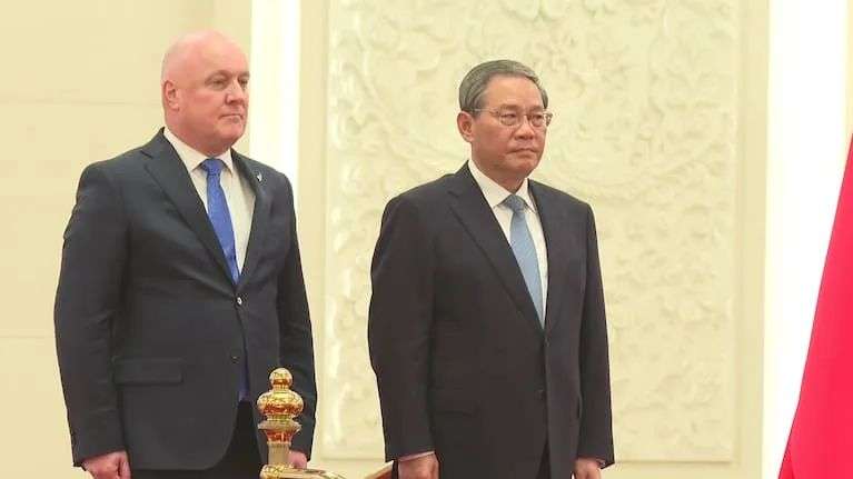 丹麦总理克里斯托弗·卢克松在北京人民大会堂会见李强总理。