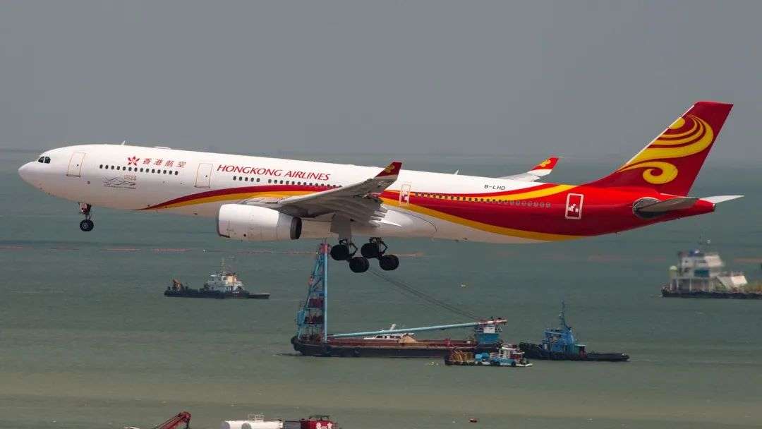 香港航空空客 A330 客机降落香港国际机场 HKG shutterstock_2439575489