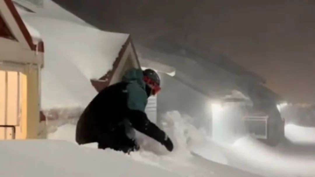 Holidaymakers snowed in at Mt Hotham Alpine Resort. Picture: TikTok