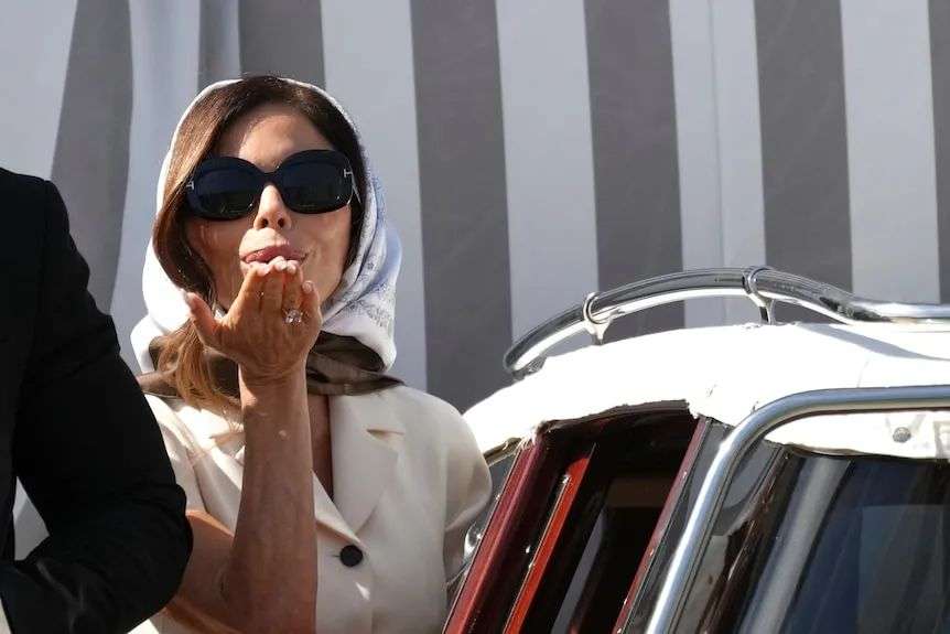Lauren Sanchez blows a kiss.