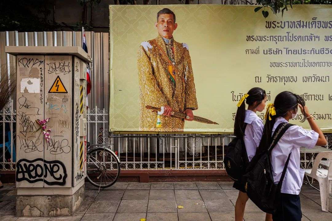 Commuters in Bangkok as Thai Court Ousts PM After Finding Him Guilty in Ethics Case