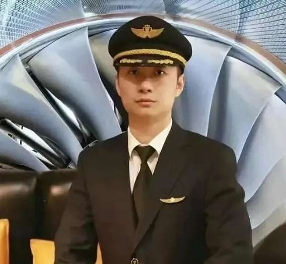 评论区炸锅！南航机长刀捅领导后自杀身亡，网传因遭遇不公所致，官方回应（组图） - 8