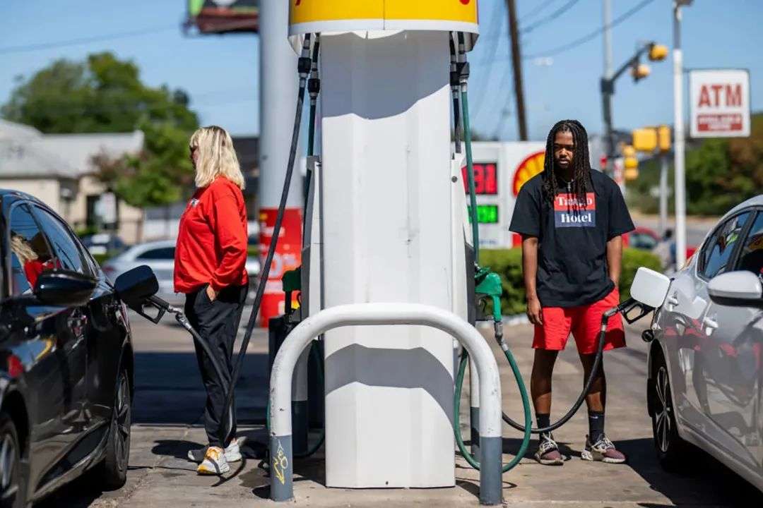 Americans don't have to hold the pump in place when getting petrol. Photo: Getty