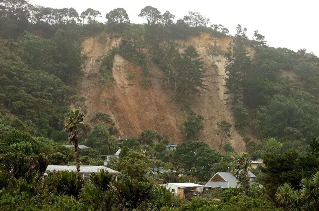 2023年2月14日，加布里埃尔气旋袭击了沿海郊区穆里怀，引发大规模山体滑坡。图片/盖蒂图片社