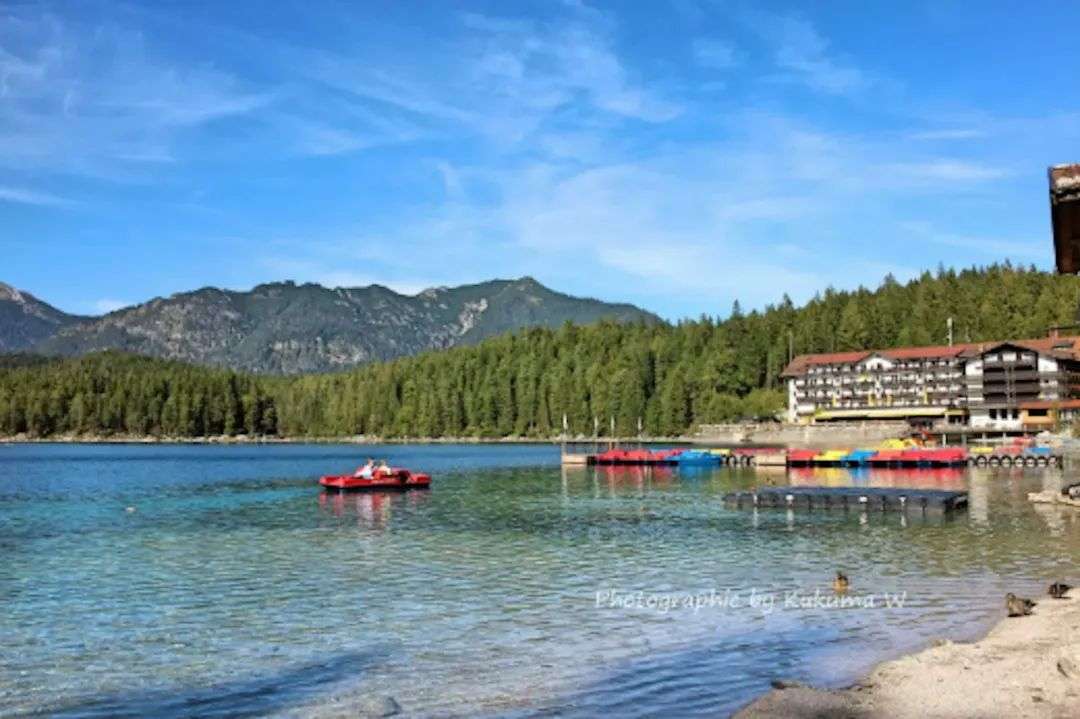 艾布湖（Eibsee）是当地一个热门的旅游景点。 （知乎：大懒熊W ）