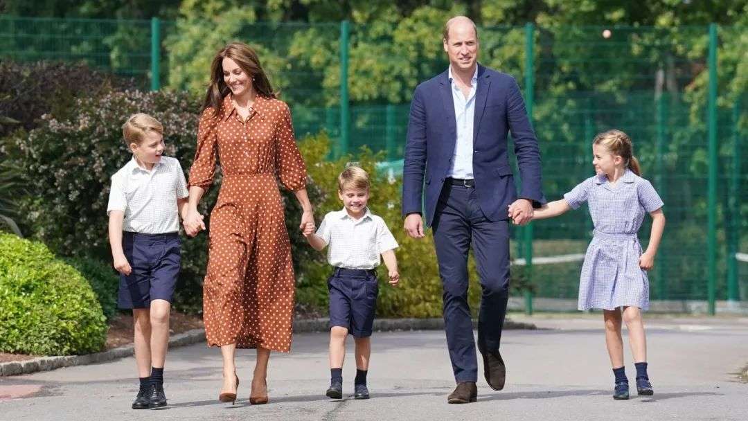 Lambrook School: Royal children George, Charlotte and Louis arrive for  their first day | CNN