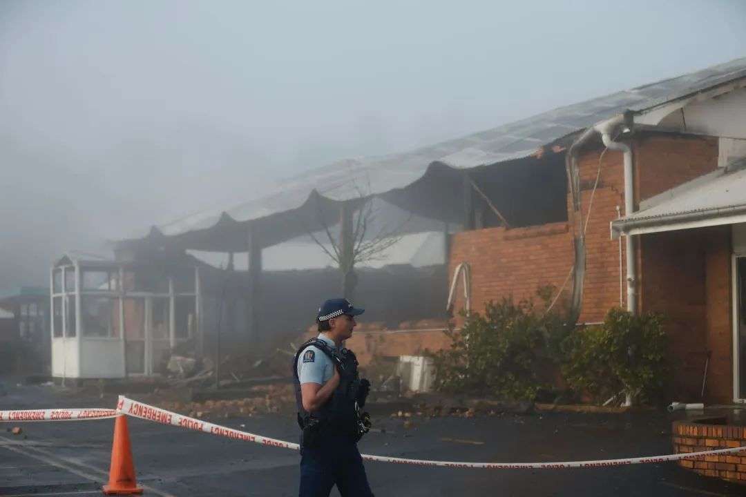 火势最猛烈时,八辆消防车被派往现场。图片/迈克尔·克雷格