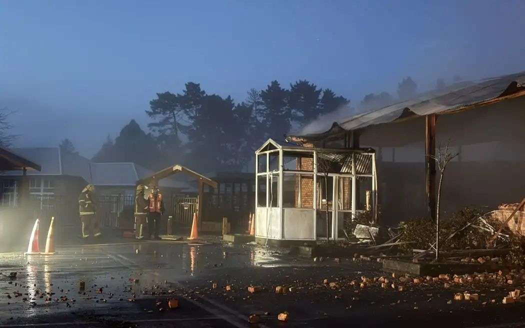 一场大火烧毁了奥克兰阿文代尔圣玛丽天主教学校的教堂。