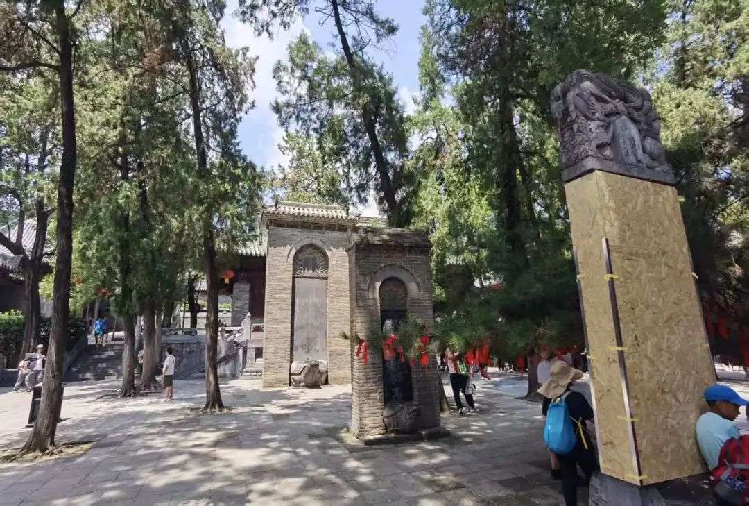 释永信的碑已被遮挡  马纪朝 摄