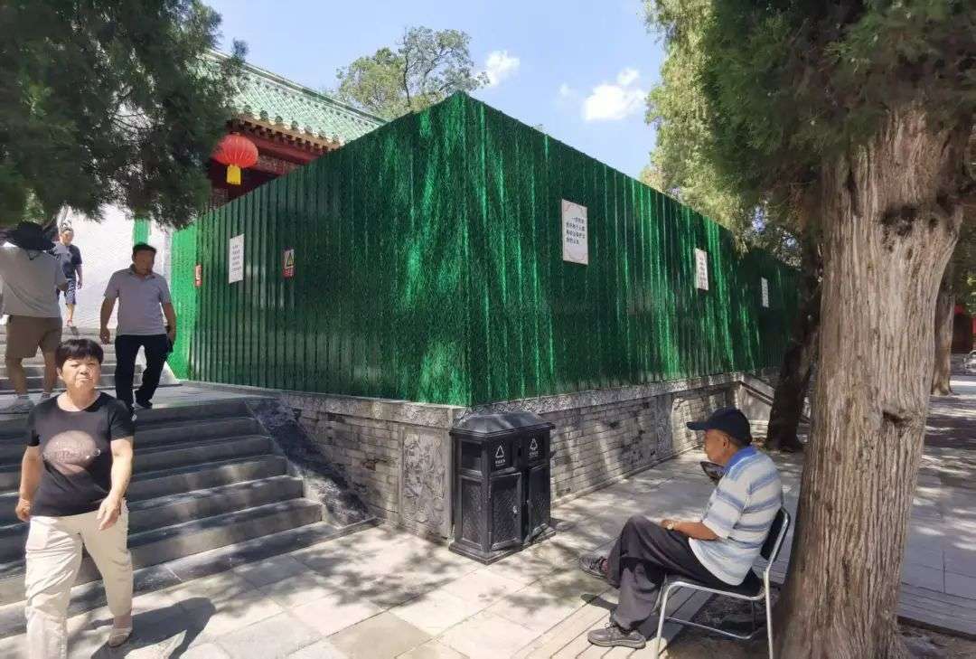 方丈室外面围起了铁皮  马纪朝 摄