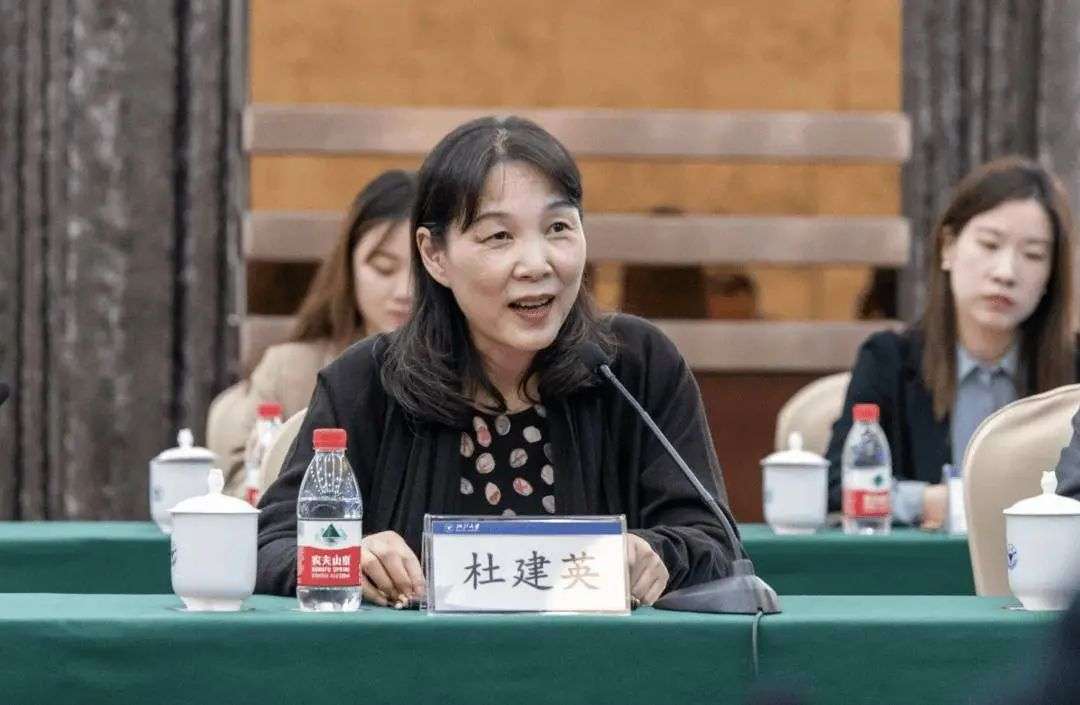 宗庆后杜建英合影曝光女方看对方那眼神… * 阿波罗新闻网