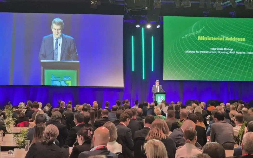 8 月 6 日,交通和基础设施部长克里斯·毕晓普 (Chris Bishop) 在惠灵顿市中心塔基纳举行的“建设国家 2025”基础设施会议上发表讲话。