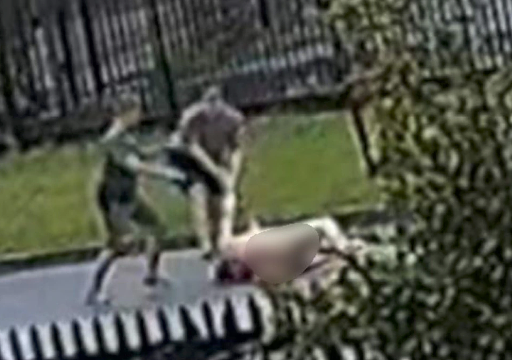 悉尼警员当街殴打裸女，拍视频炫耀！受害者患精神疾病，下体被喷辣椒水，惨遭踹头拖行（视频/组图） - 5